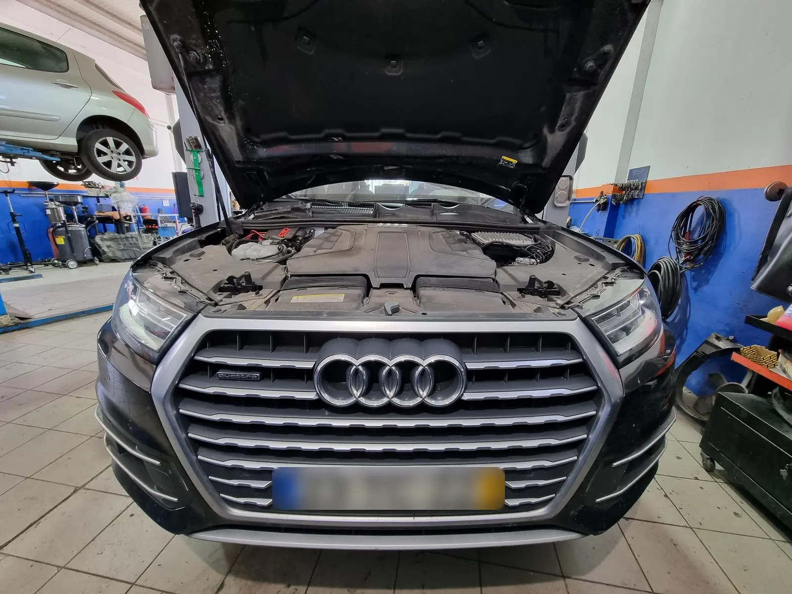 Motor de un Audi Q7 en mantenimiento