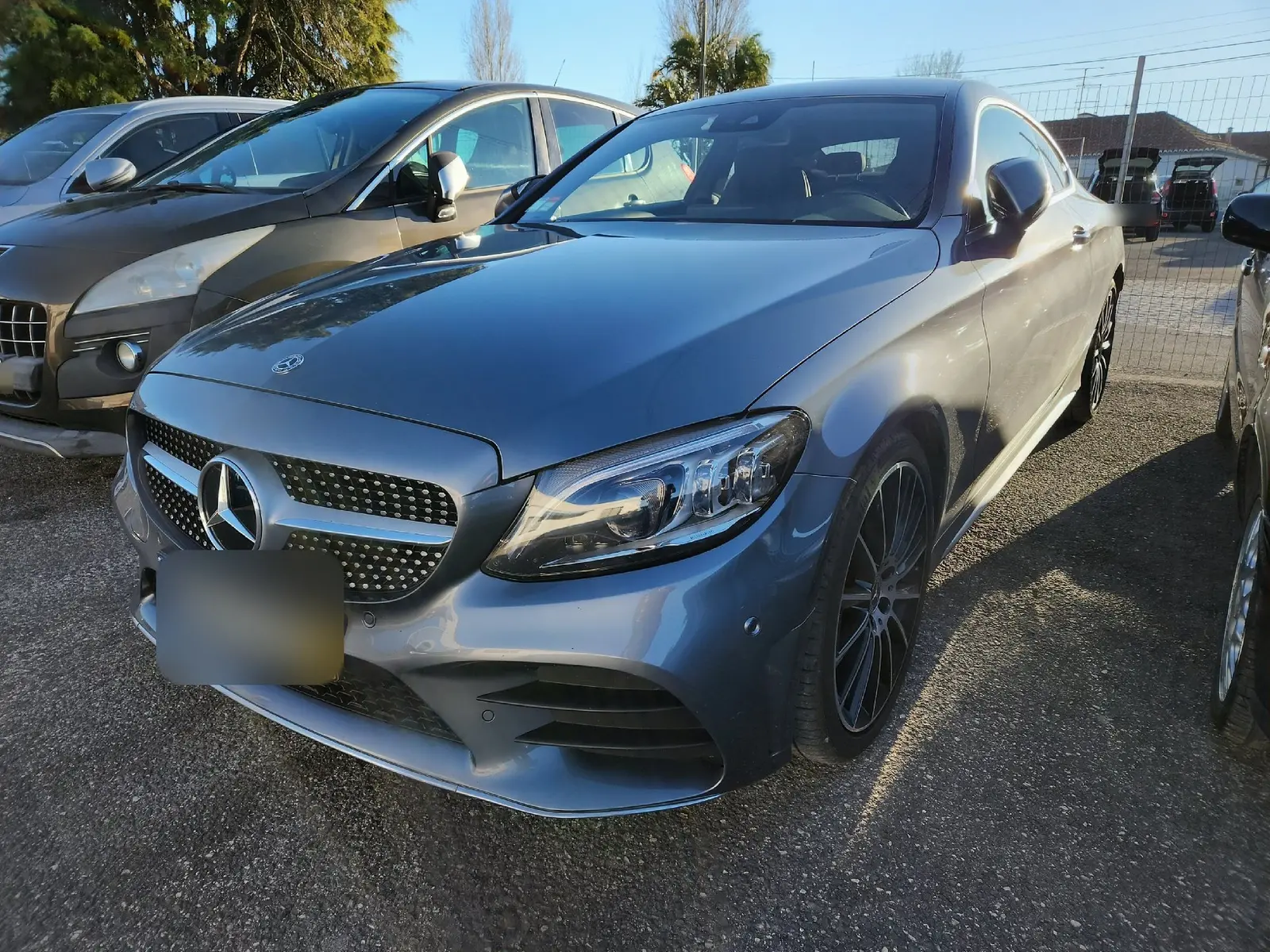 Mercedes Classe C Coupé sur le parking