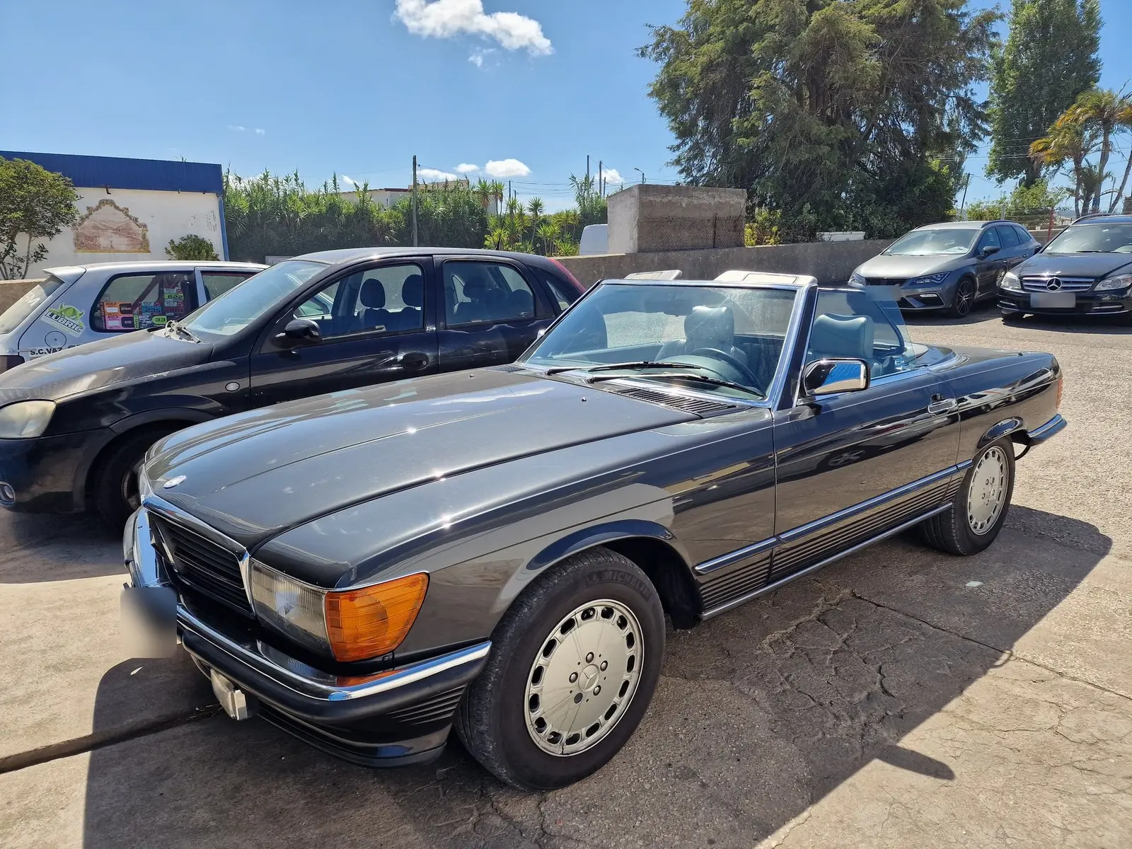 Mercedes SL classique sur le parking