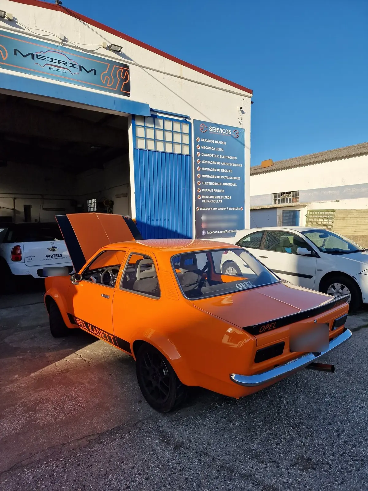 Opel Kadett orange en visite au garage