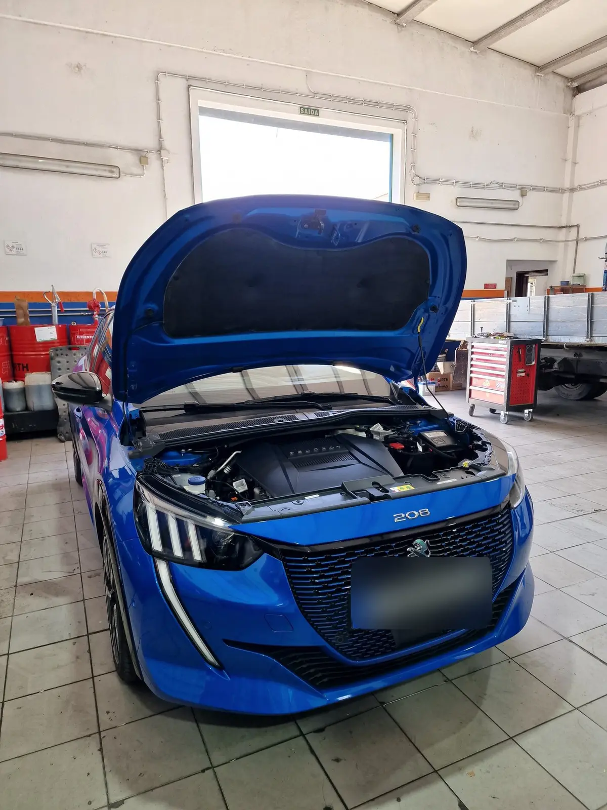 Motorn i en Peugeot 208 under service