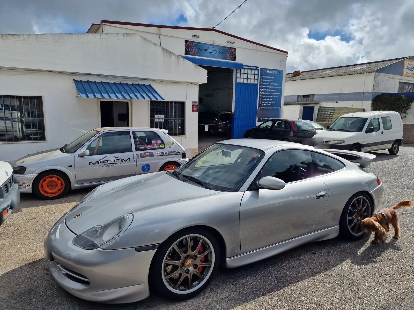 Porsche 911 GT3 devant le garage AutoMeirim