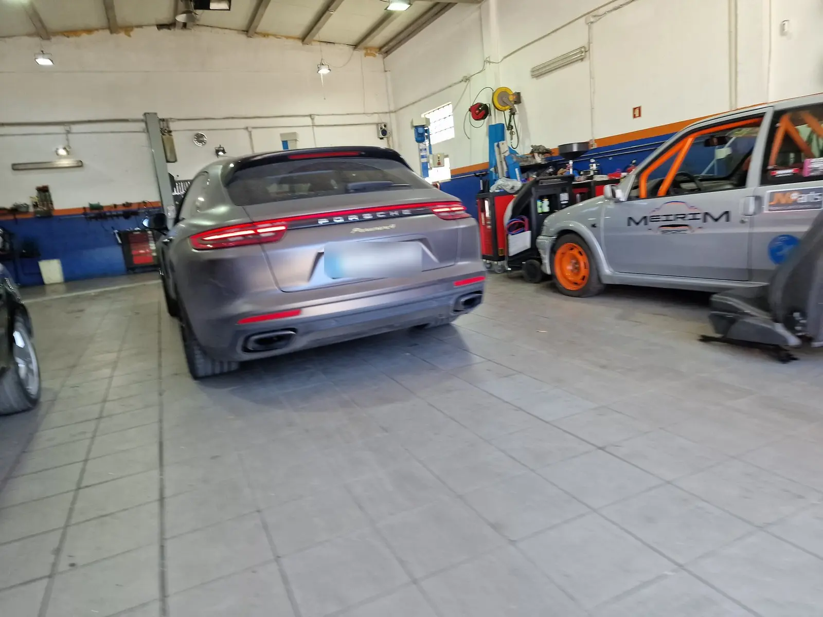 Porsche Panamera dentro da oficina