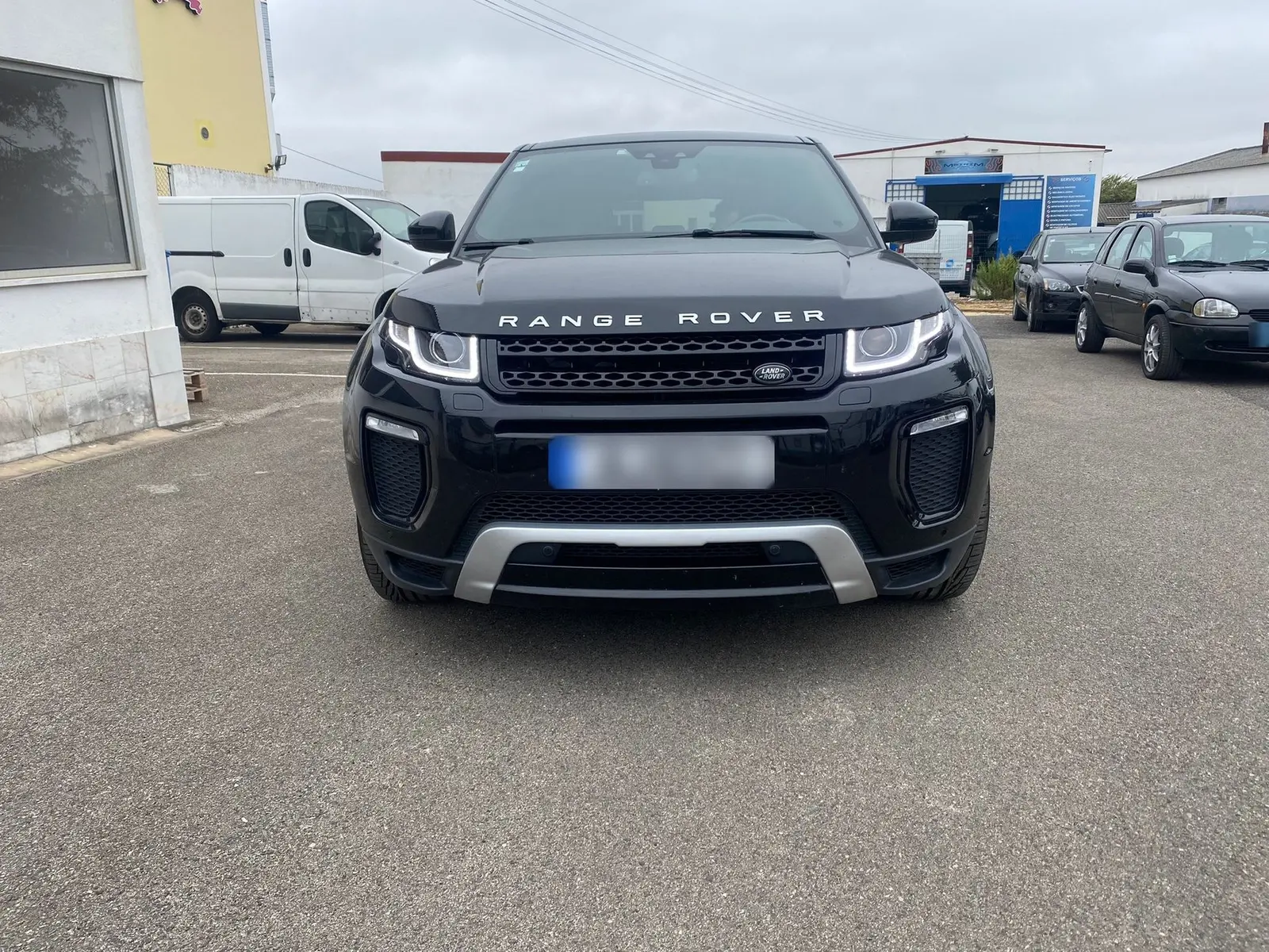 Range Rover Evoque sur le parking